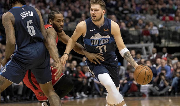  东契奇砍下三双助独行侠，达拉斯客场力擒卫冕冠军