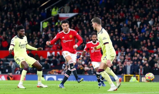  孙兴慜传射建功，热刺客场逼平曼联守住欧冠希望  