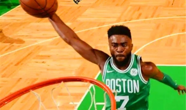  杰伦布朗强势隔扣展天赋，绿军锋线群集体爆发