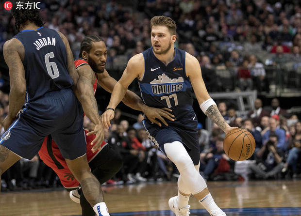  东契奇砍下三双助独行侠，达拉斯客场力擒卫冕冠军