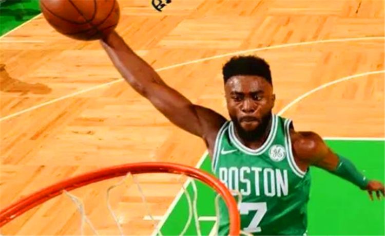  杰伦布朗强势隔扣展天赋，绿军锋线群集体爆发