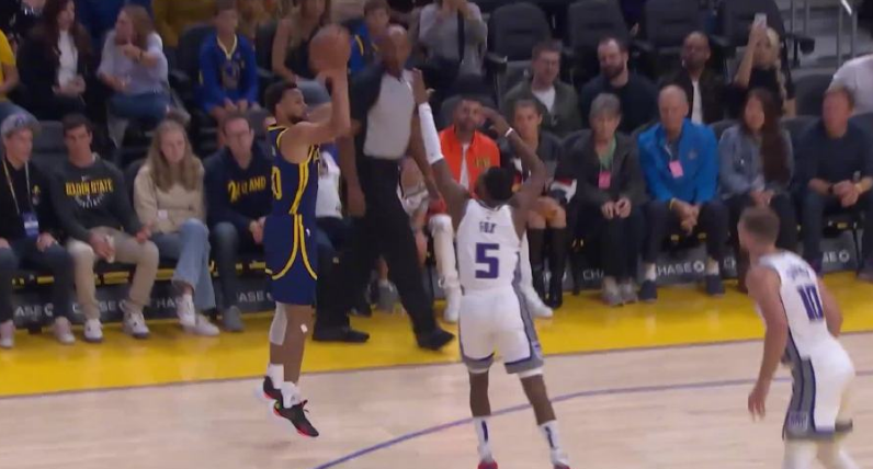  库里单节轰下二十分勇士大胜快船队